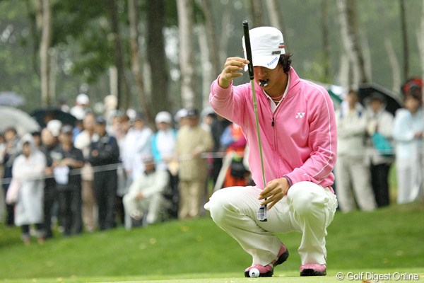 2010年 長嶋茂雄 INVITATIONAL セガサミーカップゴルフトーナメント 初日 石川遼 ボールマークを口にくわえてライン読み。今日はこの姿が多く見られた