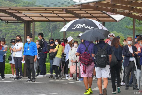 コロナで雷が来ても、ギャラリーの皆様はクラブハウスに避難さえできず軒下に。