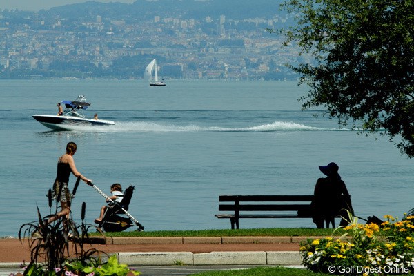 レマン湖のほとりは散策コース。対岸の街はスイスのローザンヌです