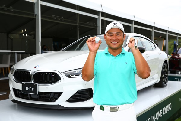 2022年 BMW 日本ゴルフツアー選手権 森ビルカップ  3日目 尾崎慶輔 白いBMWの車をゲット。ツアーでの生涯獲得賞金74万円をはるかに上回る価格(提供：JGTO)