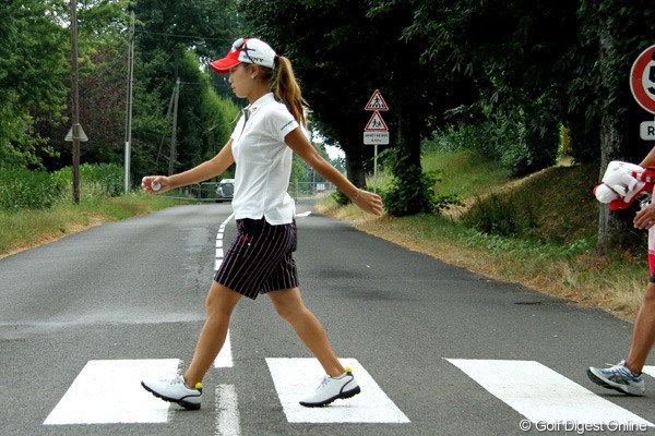 2010年 エビアンマスターズ 初日 横断歩道 コース内を横切る道路は、車が封鎖されているため、手を挙げなくても渡れます