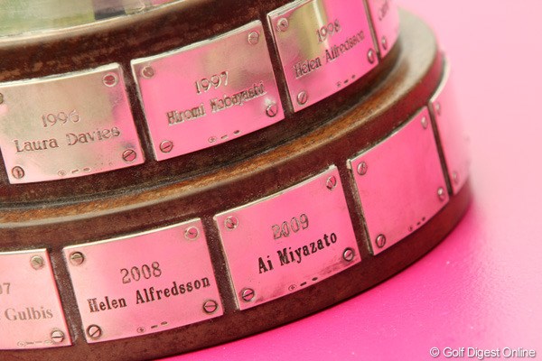 2010年 エビアンマスターズ 初日 優勝トロフィー まさに、トーナメントの歴史の一部として“刻まれて”いく