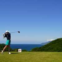 日本海バックにドライバーショット 2022年 リシャール・ミル ヨネックスレディスゴルフトーナメント 2日目 勝みなみ
