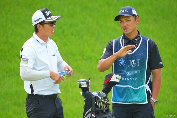 2022年 BMW 日本ゴルフツアー選手権 森ビルカップ  3日目 岩崎亜久竜 串田キャディ(右)の的確なアドバイスにも助けられた