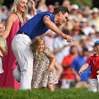 家族と優勝を喜んだホーシェル（Ben Jared/PGA TOUR via Getty Images) 2022年 ザ・メモリアルトーナメント  最終日 ビリー・ホーシェル