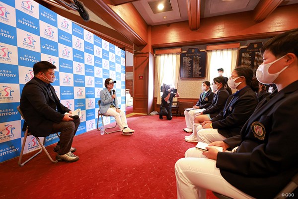 アマチュアが宮里藍さんの話を熱心に聞いた（大会提供）