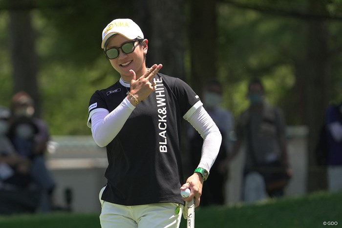バーディを決め、決めのガッツポーズ 2022年 宮里藍サントリーレディスオープンゴルフトーナメント 初日 成田美寿々
