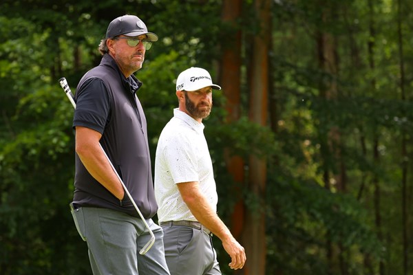 リブゴルフシリーズの第1戦初日をプレーするミケルソンとジョンソン(Chris Trotman/LIV Golf/Getty Images)