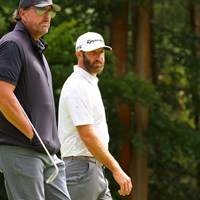 リブゴルフシリーズの第1戦初日をプレーするミケルソンとジョンソン(Chris Trotman/LIV Golf/Getty Images) 2022年 リブゴルフ・インビテーショナル ロンドン 初日 フィル・ミケルソン ダスティン・ジョンソン