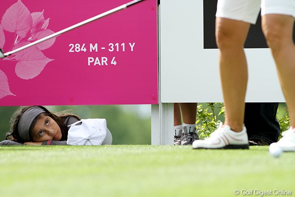2010年 エビアンマスターズ 3日目 隙間から 「ゴルフって、カッコいい！」フランスでもジュニアゴルファー拡大中です
