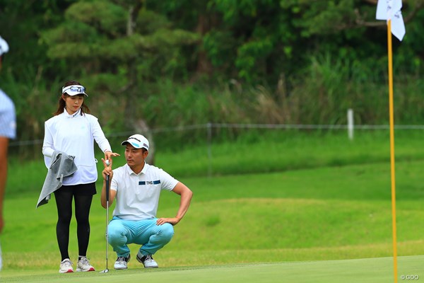 2022年 ASO飯塚チャレンジドゴルフトーナメント 2日目 竹安俊也 阿吽の呼吸でボールの受け渡し
