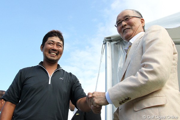 優勝を決め、長嶋茂雄・大会名誉会長と握手を交わす小山内護