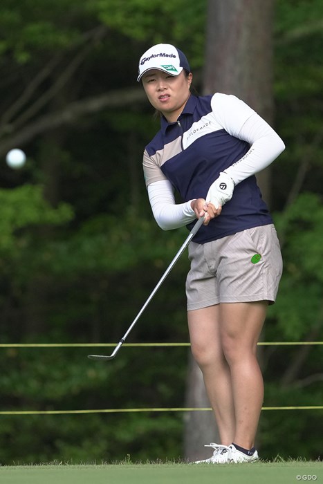 アプローチからピンを狙う 2022年 宮里藍サントリーレディスオープンゴルフトーナメント 2日目 永峰咲希