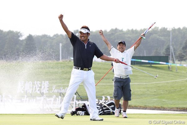 2010年長嶋茂雄 INVITATIONAL セガサミーカップゴルフトーナメント 最終日 小山内護 ウィニングパットを沈め、喜びを爆発！