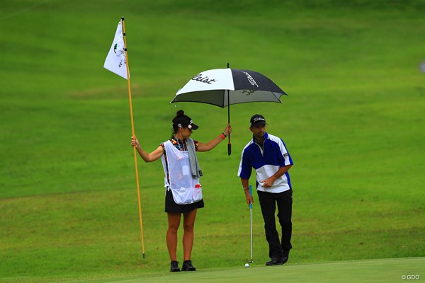 2022年 ASO飯塚チャレンジドゴルフトーナメント 3日目 ジェイビー・クルーガー 雨の日のキャディさん大忙し