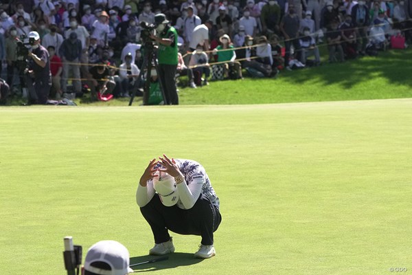 2022年 宮里藍サントリーレディスオープンゴルフトーナメント 最終日 藤田さいき 18番プレーオフへのパットを外して頭を抱える
