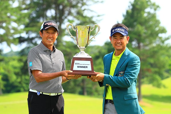2022年 スターツシニアゴルフトーナメント  最終日 藤田寛之 芹澤信雄 師匠の芹沢信雄（左）とカップを掲げる（提供：日本プロゴルフ協会）