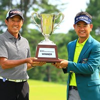 師匠の芹沢信雄（左）とカップを掲げる（提供：日本プロゴルフ協会） 2022年 スターツシニアゴルフトーナメント  最終日 藤田寛之 芹澤信雄