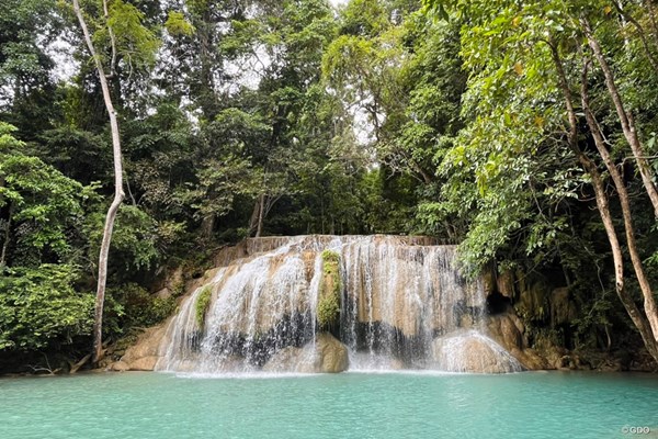 タイの首都バンコクの郊外、カンチャナブリーにエラワンの滝はあります