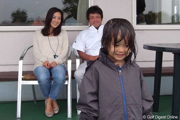 中断中、テラスで滴る水で遊ぶ愛娘をやさしい笑顔で見届ける横田真一夫妻