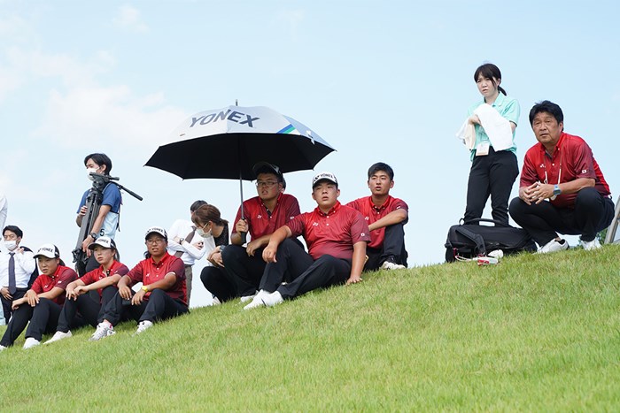 最終組の松井琳空海のプレーをチーム全員で見守った 2022年 トヨタジュニア