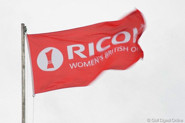 2010年 全英リコー女子オープン初日 フラッグ 強風はコースを成す要素の一部です