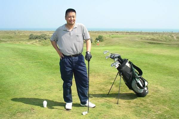 2022年 小林至博士のゴルフ余聞 2004年8月にかつての全英会場、ロイヤルシンクポーツGCでプレーした筆者（提供：小林至氏）