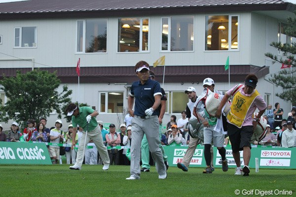 井上信、深掘圭一郎、谷原秀人がスタートしたとき、すでに肉眼ではボールは追えませんでした