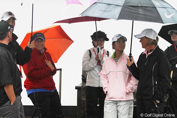 2010年 全英リコー女子オープン2日目 宮里藍 ホールアウト後、チーム宮里が全員集合。雨の中、話しが弾んでいました
