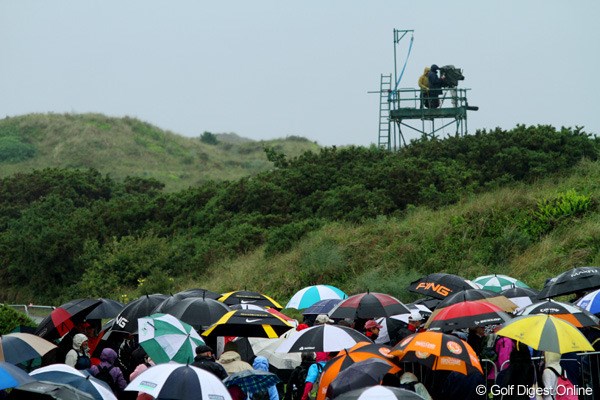2010年 全英リコー女子オープン2日目 傘の華 雨が降り、ギャラリーが傘の華を咲かせた