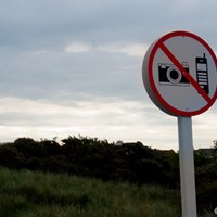 カメラと携帯電話は持ち込みできません（が、多くの人が持ち込んでます） 2010年 全英リコー女子オープン2日目 標識