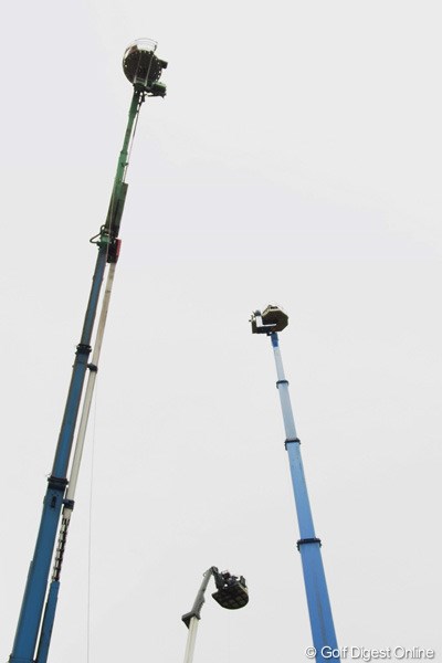 2010年 全英リコー女子オープン2日目 カメラマン テレビカメラのカメラマンは、1日中上空で仕事。寒そうです