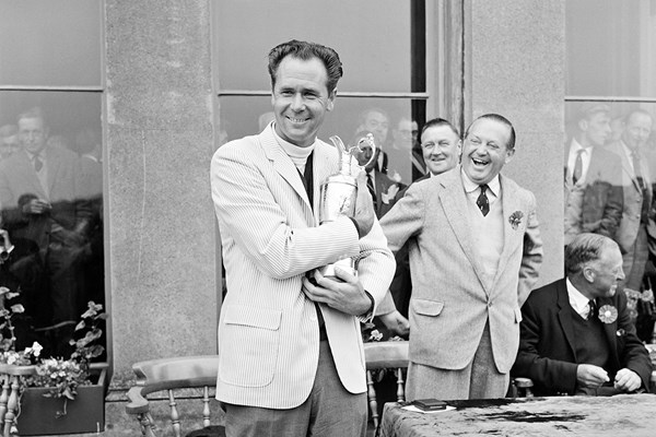 1964年 全英オープン 最終日 トニー・レマ 大事そうにクラレットジャグを抱えるトニー・レマ※1964年大会（ Ian Joy/R&A/R&A via Getty Images)