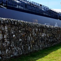 2000年大会、ミゲル・アンヘル・ヒメネスは17番でこの石垣に当てるショットで背後のグリーンに乗せた 2022年 全英オープン 事前 セントアンドリュース オールドコース 17番