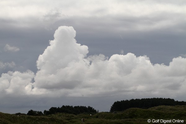 2010年 全英リコー女子オープン最終日 雲 入道雲のような雲が近づいたが、幸い降られることはなかった最終日