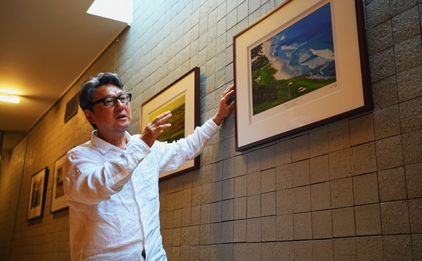 2022年 日本シャフト 第6弾 宮本卓 自宅のアトリエには宮本が撮影した美しい名門コースの写真が並ぶ（撮影：中野義昌）