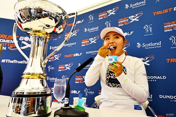2022年 トラストゴルフ スコットランド女子オープン 最終日 古江彩佳 優勝会見でアイスクリーム
