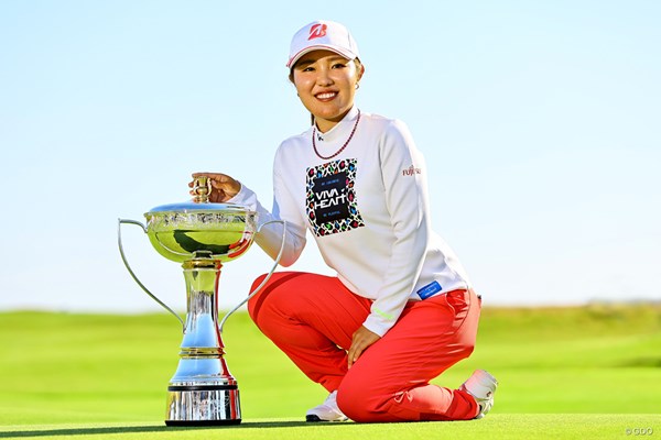 2022年 トラストゴルフ スコットランド女子オープン  最終日 古江彩佳 カップを横に誇らしい米ツアー初優勝