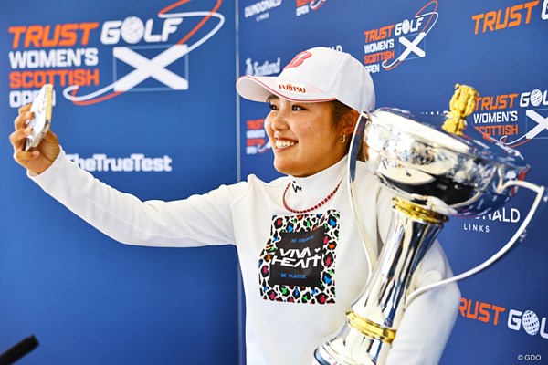 2022年 トラストゴルフ スコットランド女子オープン 4日目 古江彩佳 優勝カップを手に喜ぶ姿を自撮り