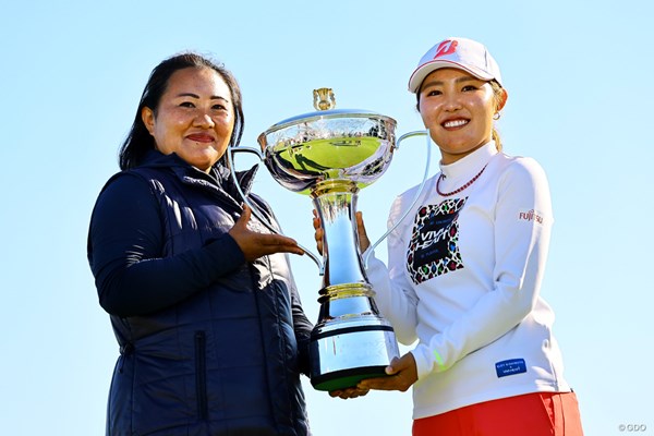 2022年 トラストゴルフ スコットランド女子オープン  最終日 古江彩佳 母とふたりで優勝を喜んだ