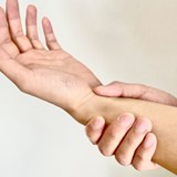 ヒジと手首の痛みを予防する簡単ストレッチ