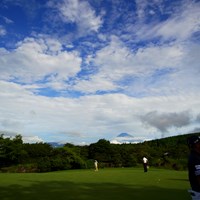 奥に小さく見えるのは富士山 2022年 日本プロゴルフ選手権大会 2日目 パッティンググリーン