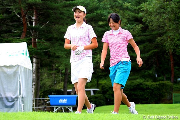 2010年 NEC軽井沢72ゴルフトーナメント事前 高橋恵（左）＆石川葉子 高い期待が寄せられる14歳の注目アマ・高橋恵（左）。この日は石川遼の妹・石川葉子（13）と練習ラウンドを行った
