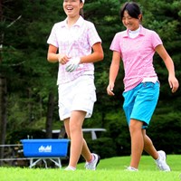 高い期待が寄せられる14歳の注目アマ・高橋恵（左）。この日は石川遼の妹・石川葉子（13）と練習ラウンドを行った 2010年 NEC軽井沢72ゴルフトーナメント事前 高橋恵（左）＆石川葉子