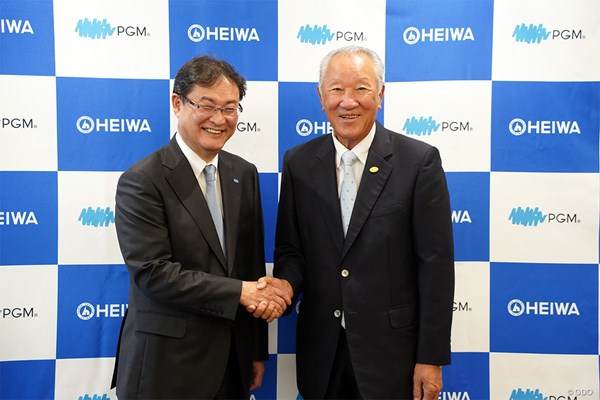 青木功 パシフィックゴルフマネージメントの田中耕太郎代表取締役(左)とJGTO青木功会長
