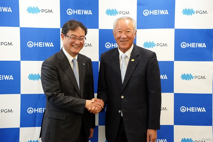 パシフィックゴルフマネージメントの田中耕太郎代表取締役(左)とJGTO青木功会長 青木功