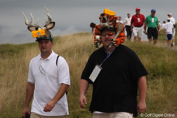 2010年 全米プロゴルフ選手権事前情報 チーズ男 コース内をおもむろに闊歩する2人の男性。頭にはチーズが乗っていました