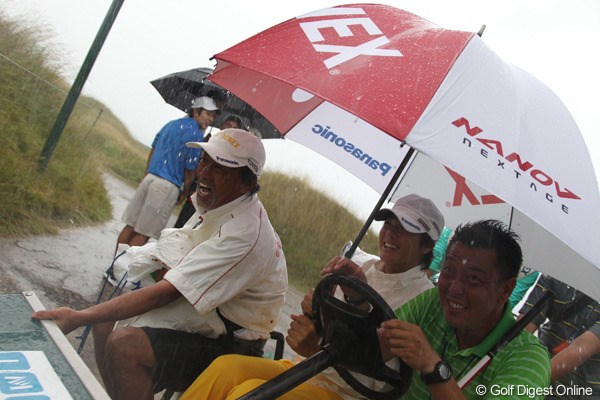 2010年 全米プロゴルフ選手権事前情報 石川遼 土砂降りの中、クラブハウスに引き上げる石川遼