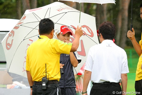 2010年 NEC軽井沢72ゴルフトーナメント事前情報 上田桃子  競技の序盤から大会関係者を呼び、咳き込みながら棄権を検討する場面も見られた