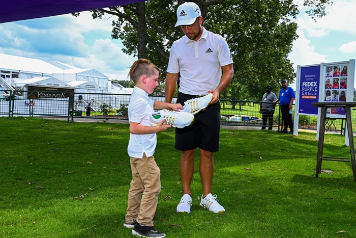 シャウフェレは白血病に苦しむ子供に靴をプレゼント(Tracy Wilcox/PGA TOUR) 2022年 フェデックスセントジュード選手権 ザンダー・シャウフェレ